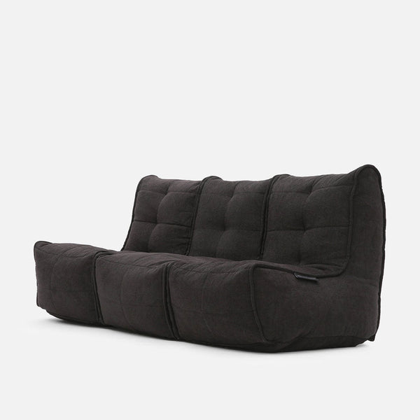 En modern, tresitsig Mod 3 Movie Couch med djup, plyschig svart klädsel, med tuftade kuddar och en låg, armlös design mot en vit bakgrund - perfekt för fans av myke møbler och elegant, modulär soffstil.