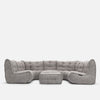 En stor, modern Ambient Lounge modulær-soffa med ljusgrå tuftade kuddar och en ottoman i mitten skapar en elegant, modern stueløsning mot en vit bakgrund.
