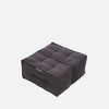 En mörkgrå, kvadratisk golvdyna från Ambient Lounge med en kviltad, tuftad design, lätt upphöjda kanter och en tygetikett på framsidan - en idealisk Twin Ottoman för att ge modern møbler-stil till alla utrymmen.